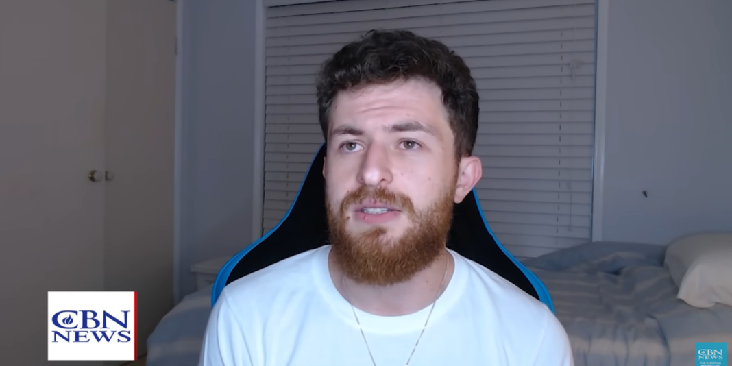 Jovem homem contemplativo segurando uma Bíblia, simbolizando sua conversão religiosa