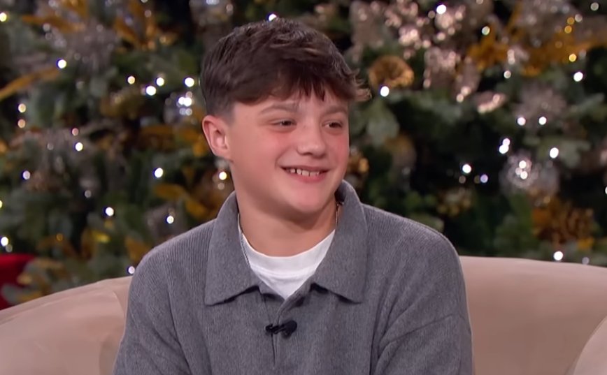 Músico cristão Tate Butts de 14 anos cantando em um palco