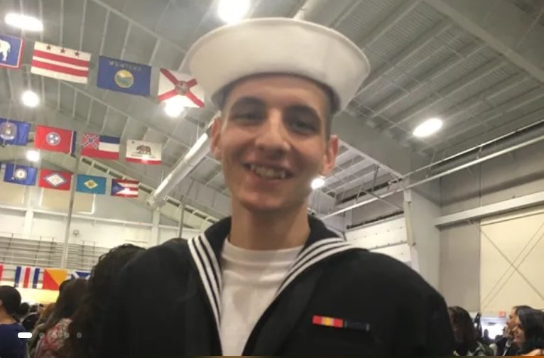 Veterano da Marinha Ethan Preseau sorri após milagrosa recuperação.