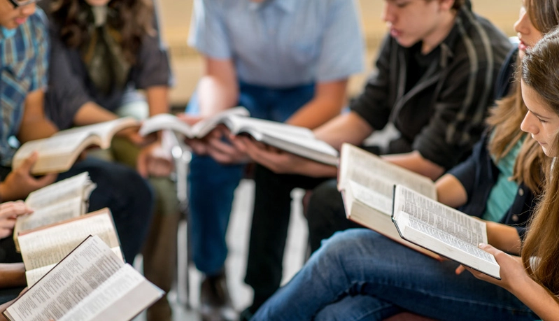 Jovens adultos britânicos engajados em atividades de evangelização em um ambiente urbano.