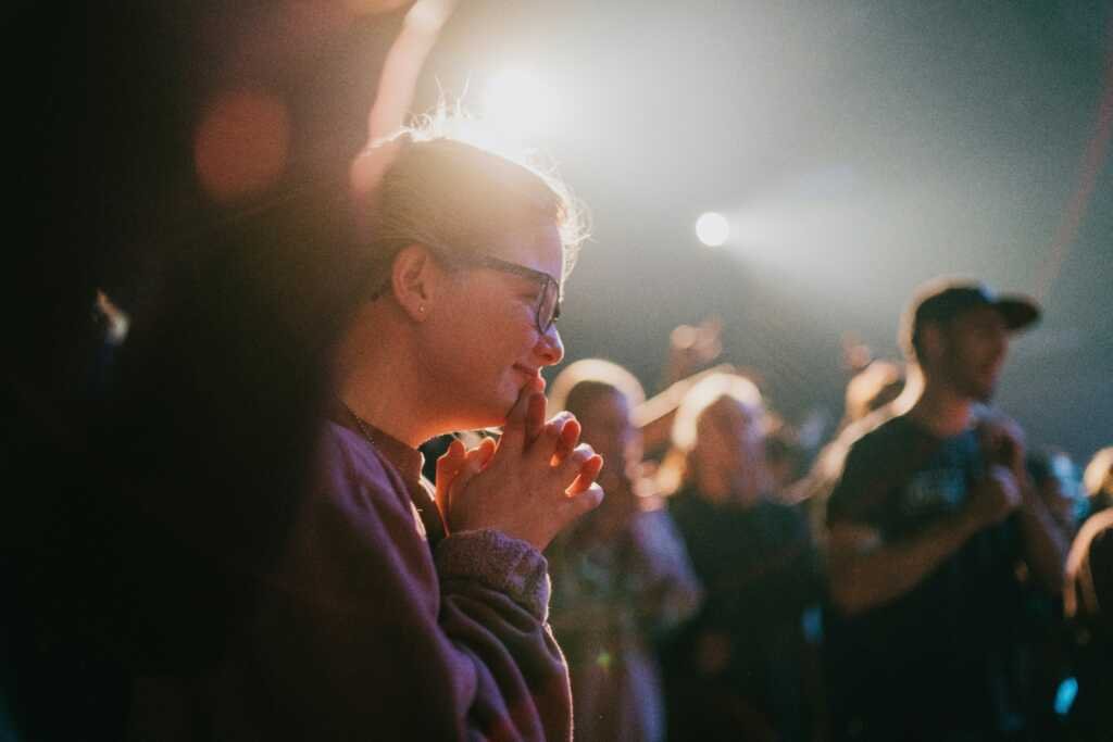 Jovens da Geração Z em um ambiente de igreja, demonstrando engajamento e reflexão.
