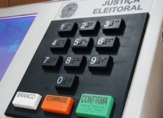 Jovens evangélicos brasileiros discutindo política em um ambiente comunitário