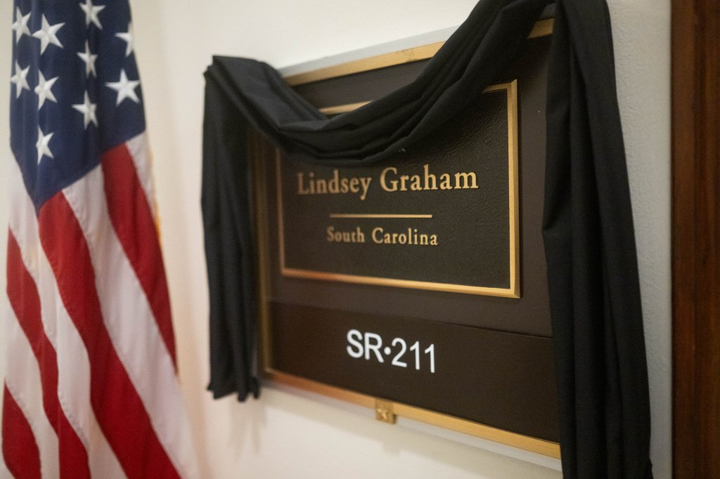 Líderes mundiais Benjamin Netanyahu e Volodymyr Zelenskyy em serviço memorial para o Senador Lindsey Graham em Washington.