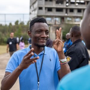 Pessoas surdas em Burundi aprendendo língua de sinais em um centro comunitário.