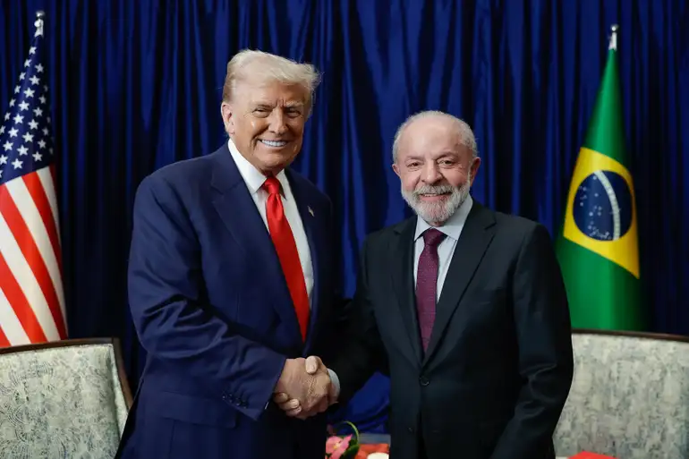 Presidente Lula discursa sobre minerais raros enquanto Trump e representantes chineses observam.
