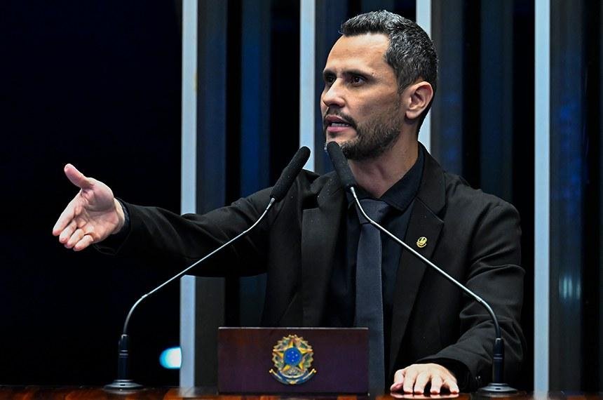Marcos Pereira discursa para a imprensa em evento