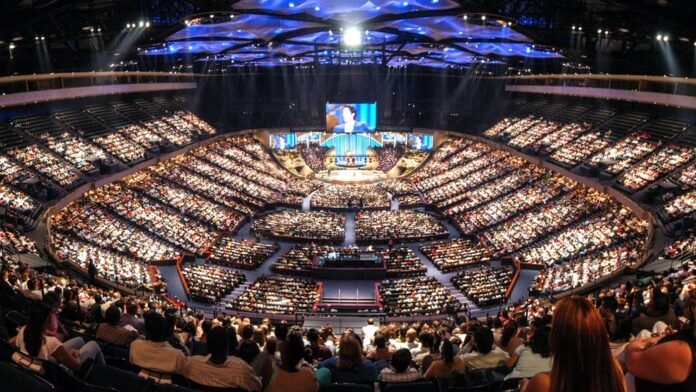 Pessoas em um culto em uma megaigreja americana após a pandemia