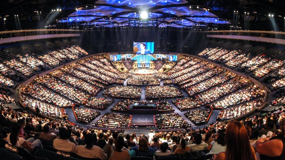 Pessoas em um culto em uma megaigreja americana após a pandemia