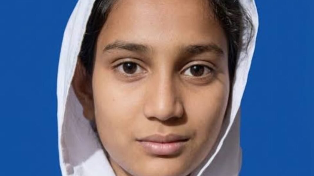 Menina paquistanesa de 13 anos em foco, representando sua luta por justiça.