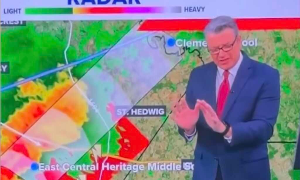 Meteorologista Bill Taylor em estúdio de TV durante transmissão ao vivo de previsão do tempo.