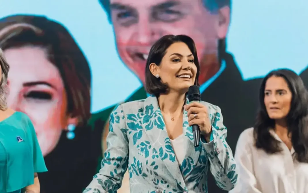 Michelle Bolsonaro sorri e acena para uma multidão de evangélicos em evento político