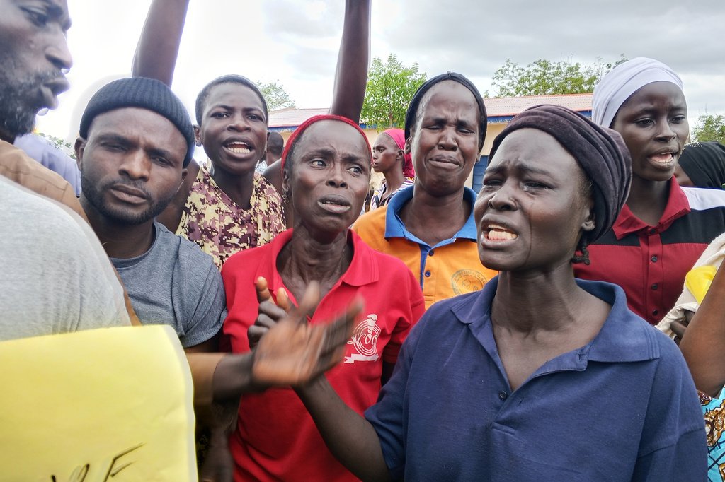 Mulheres nigerianas em oração coletiva em Lagos