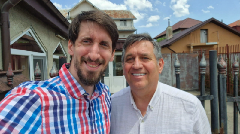 Mircea Cristian e Timotei discutindo a liderança do ministério prisional Rock of Ages na Romênia.