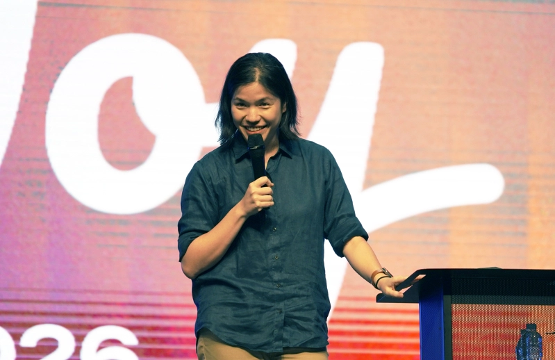 Missionária Jemima Ooi palestrando para jovens em Manila