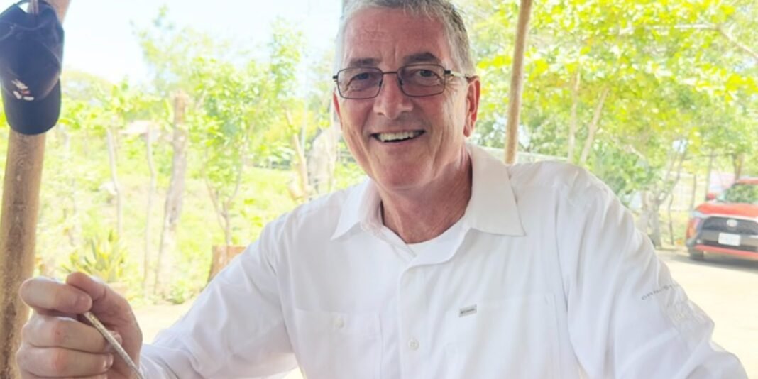 Missionário Duncan Dyason servindo crianças na Guatemala
