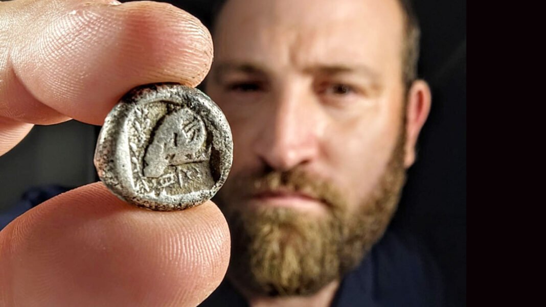 Moeda antiga cipriota de 2.500 anos encontrada em praia de Ashdod, Israel, evidenciando comércio antigo.
