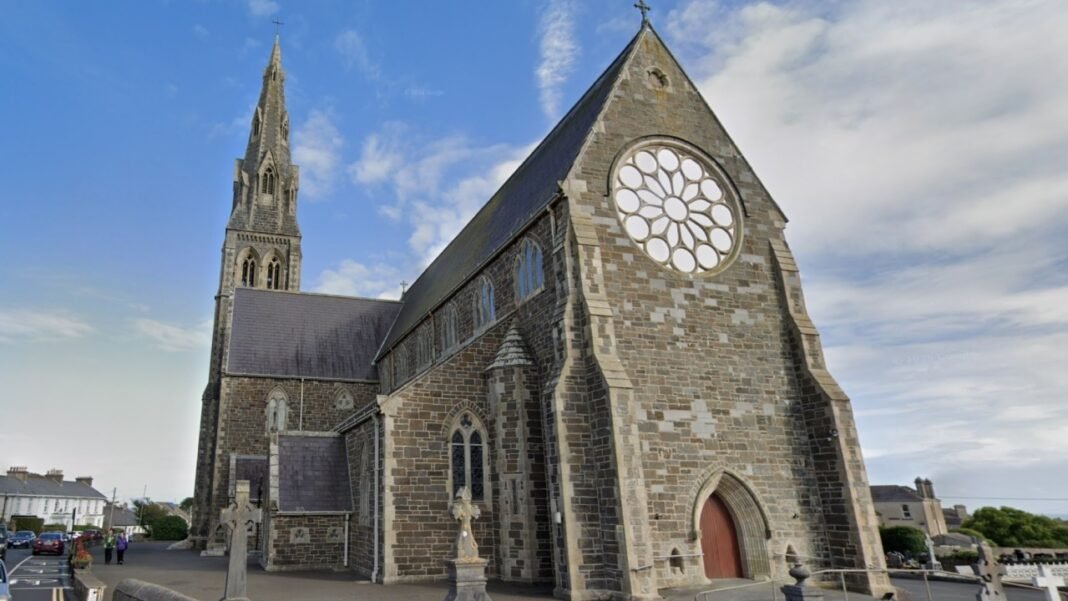 Fachada de igreja na Irlanda com aspecto sereno e iluminação suave.