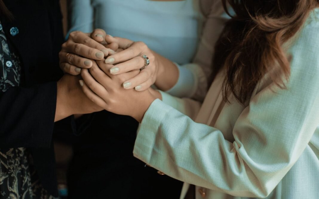 Mulheres cristãs participando de um círculo de apoio para cura emocional.