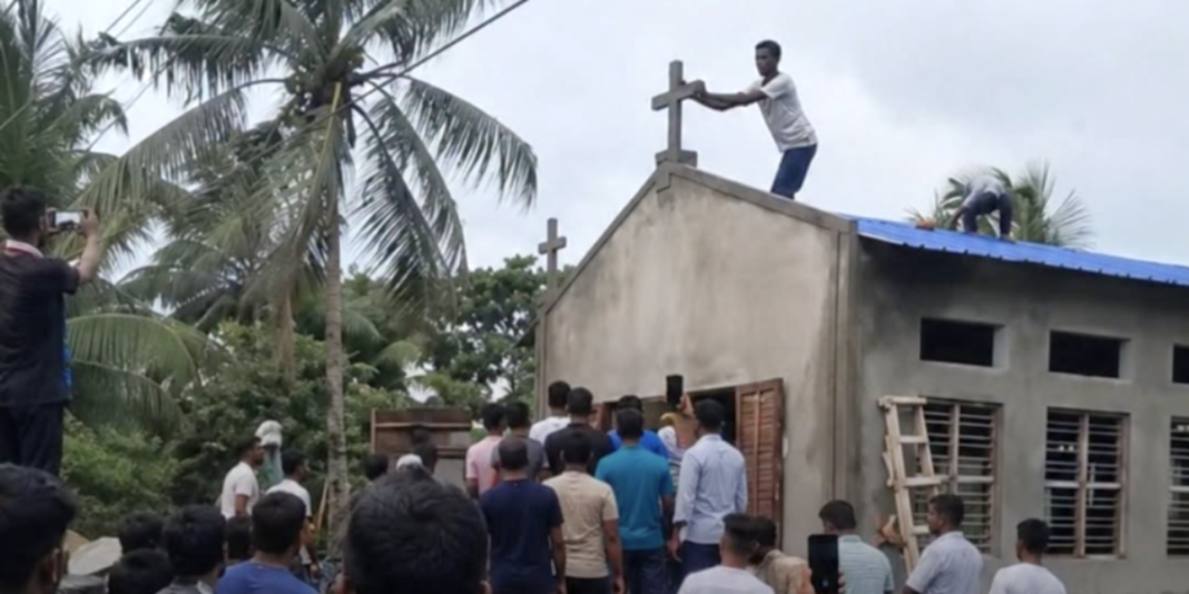 Igreja protestante vandalizada na Índia após ataque de multidão hindu.