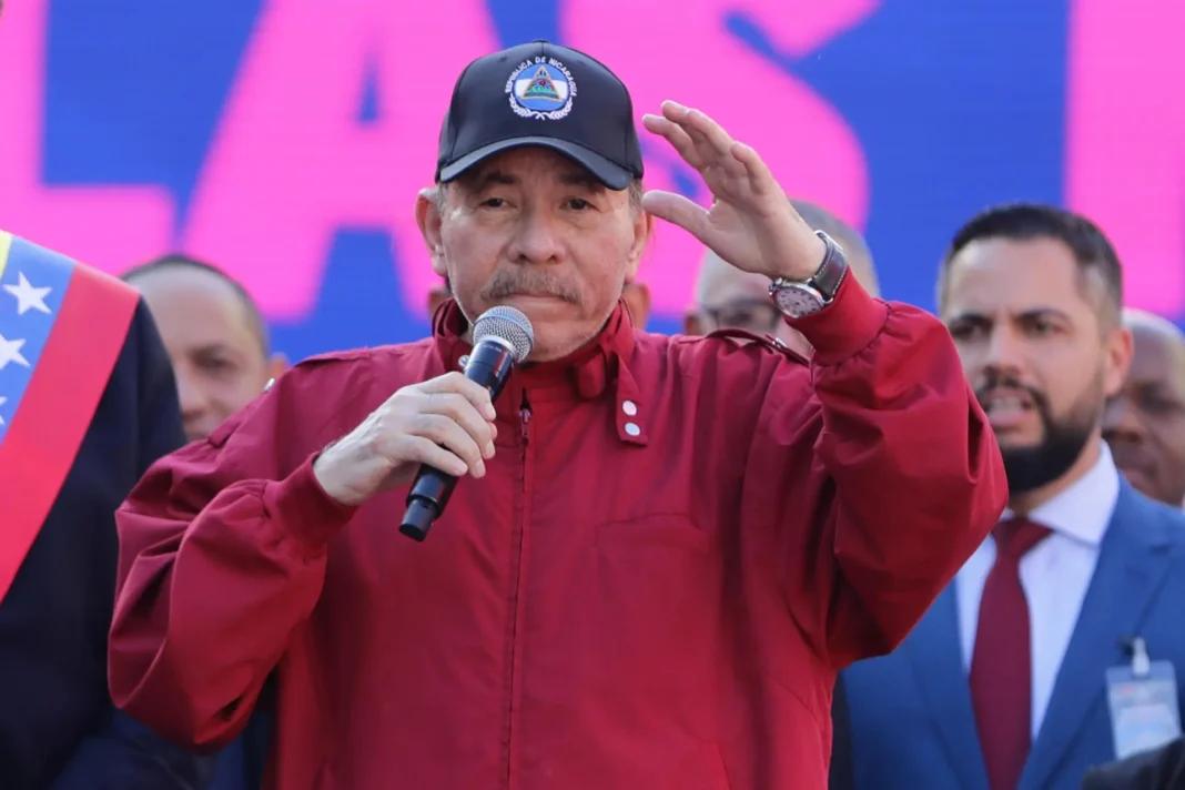 Cristãos nicaraguenses expressam preocupação em frente a uma igreja sob clima de apreensão
