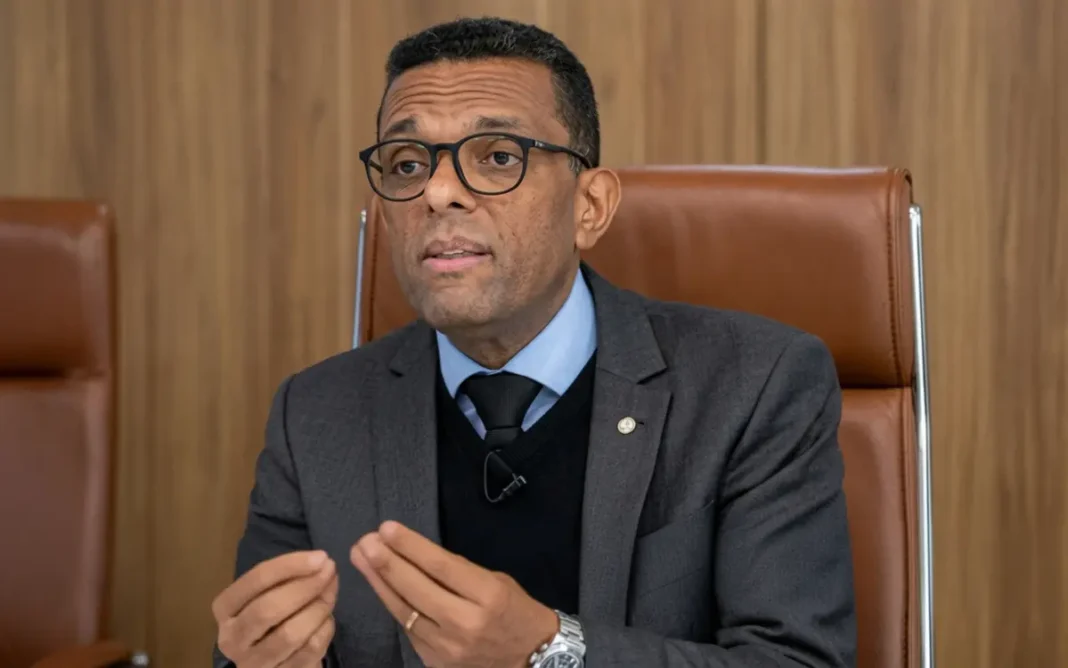 Deputado Otoni de Paula discursando em um púlpito