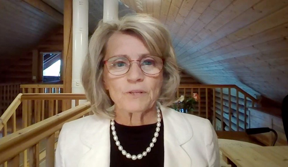 Päivi Räsänen em frente ao parlamento finlandês