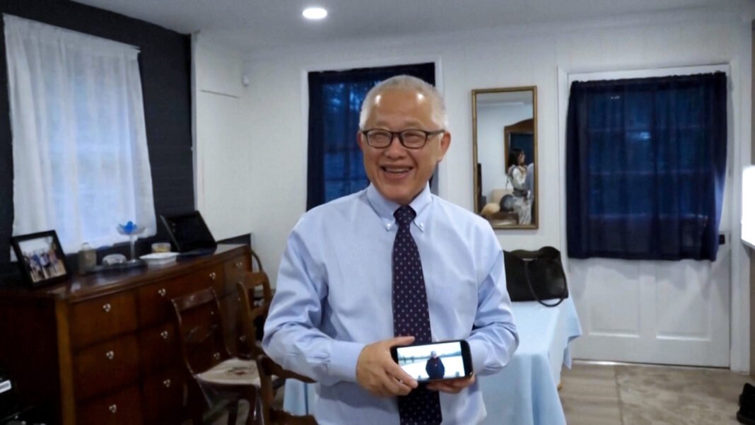 Pastor chinês liberto expressa alívio e preocupação após chegar aos Estados Unidos.