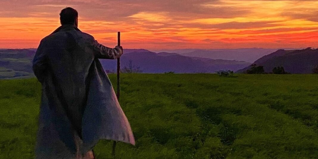 Pastor Joel Engel em oração ao amanhecer em um monte