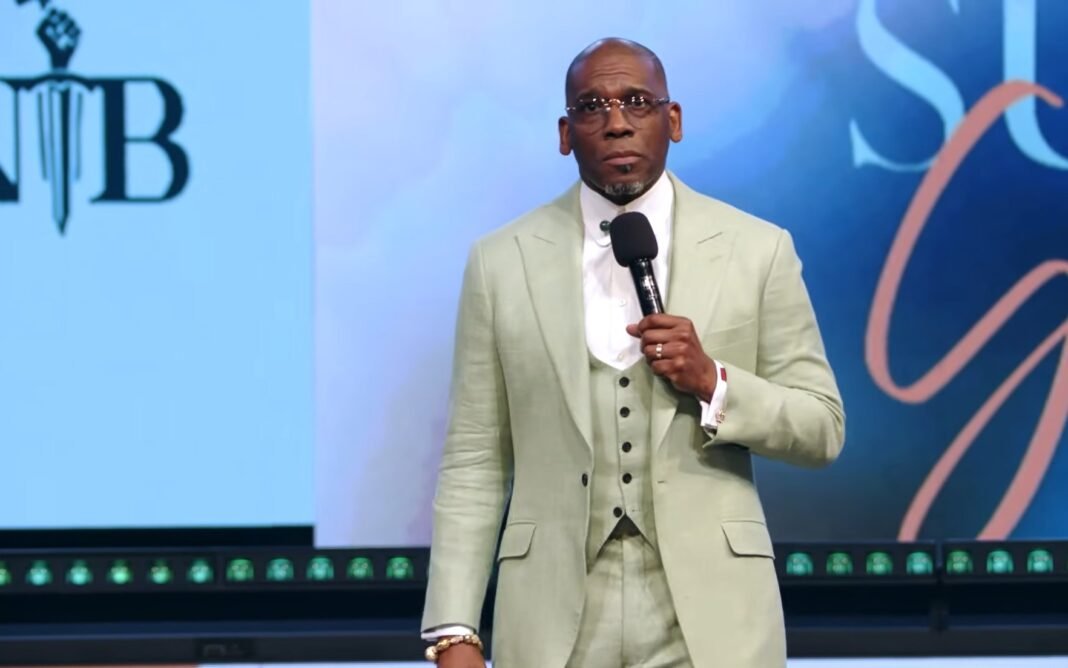 Pastor Jamal Bryant em oração com a congregação