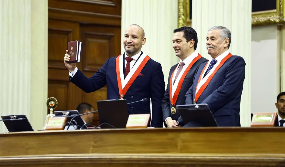 Alejandro Muñante prestando juramento como senador no Peru