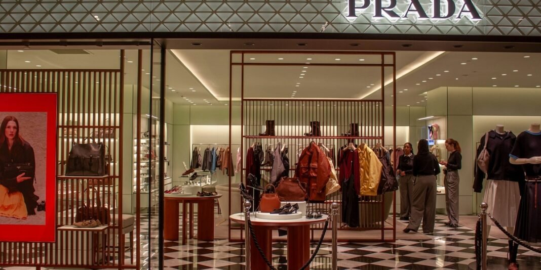 Desfile de moda Prada de alta costura, com foco em elegância e design.