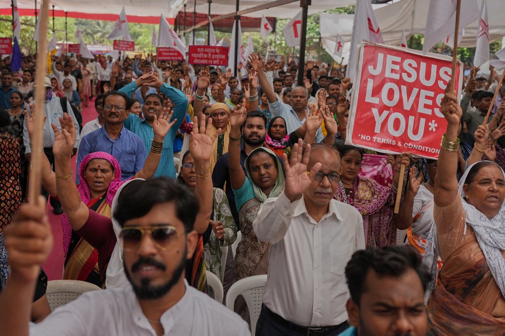 Manifestantes indianos em protesto pacífico por liberdade religiosa e contra leis restritivas.