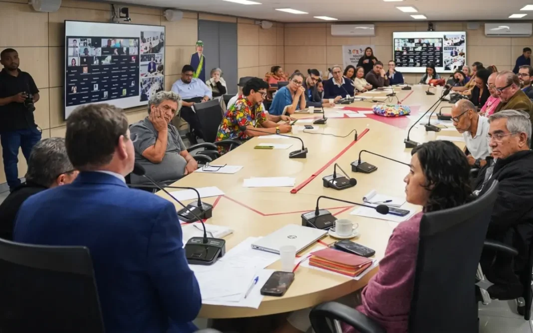 Políticos do PT cumprimentam líderes religiosos católicos em evento