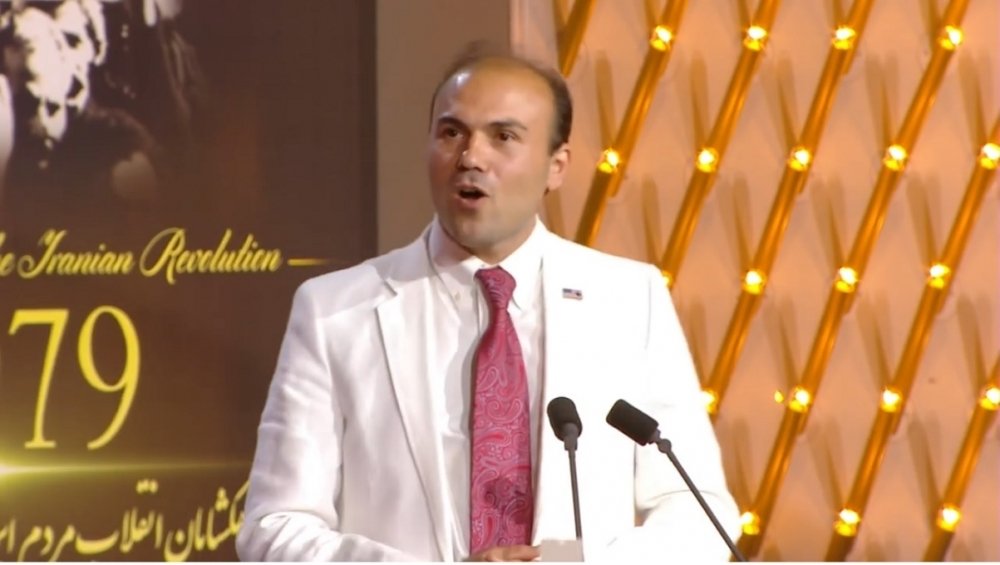 Saeed Abedini em momento de reflexão, com expressão séria