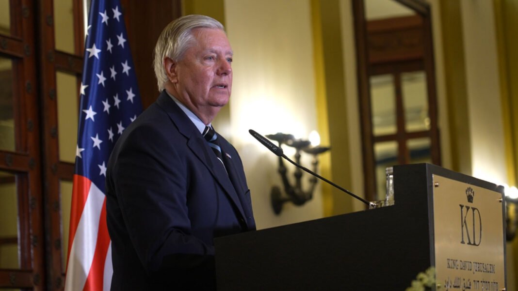 Senador Lindsey Graham em um pódio durante um discurso oficial