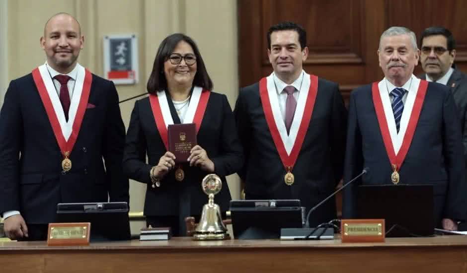 Milagros Jáuregui de Aguayo presta juramento como senadora do Peru