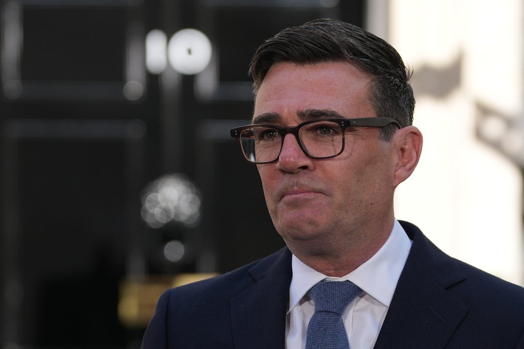 Andy Burnham, novo primeiro-ministro do Reino Unido, em frente à residência oficial em Londres.