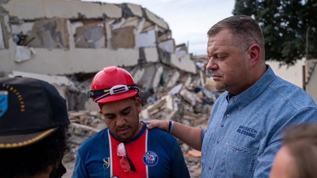 Voluntários distribuem ajuda humanitária para vítimas de terremoto na Venezuela.