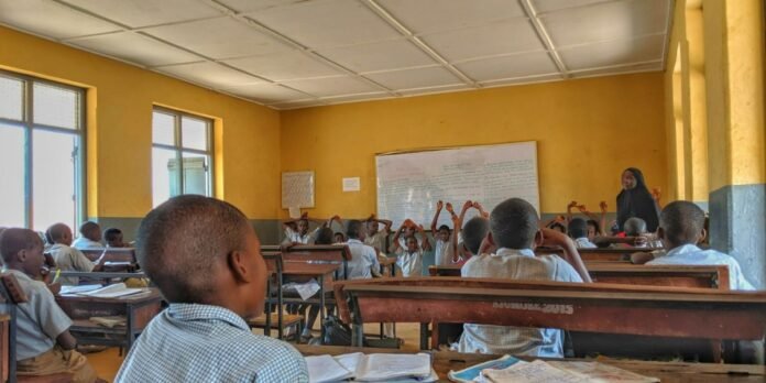 Escola secundária em Lassa, Nigéria, após invasão terrorista, com sinais de destruição.
