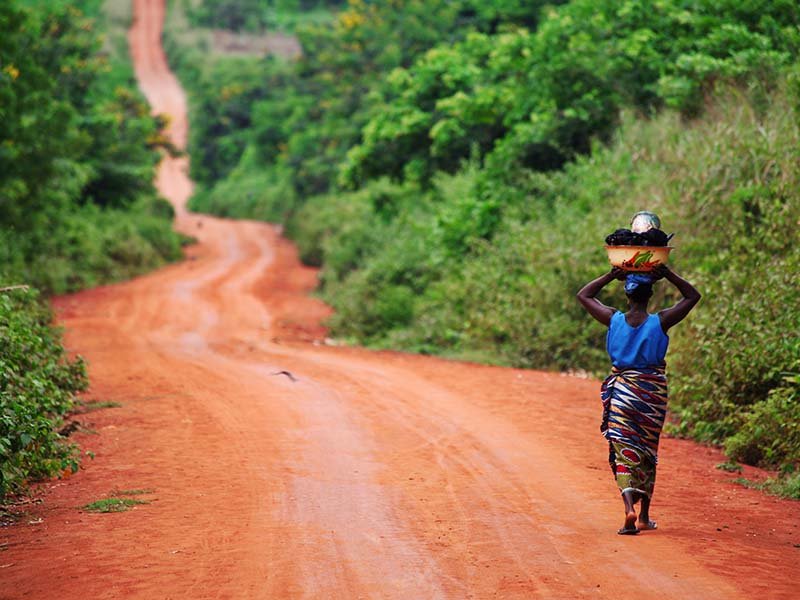 Estrada na Nigéria onde ocorreu o sequestro, com aspecto deserto e sombrio