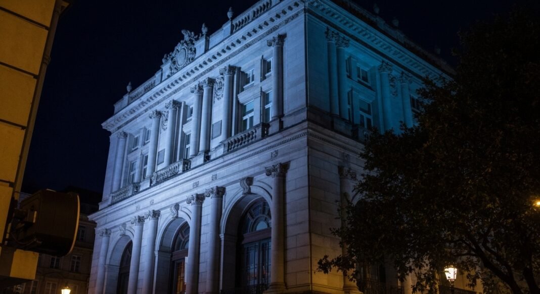 Fachada de um tribunal federal com arquitetura clássica.