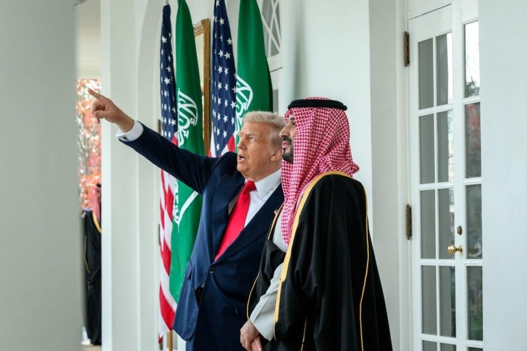 Donald Trump em reunião diplomática sobre acordo nuclear e Acordos de Abraão