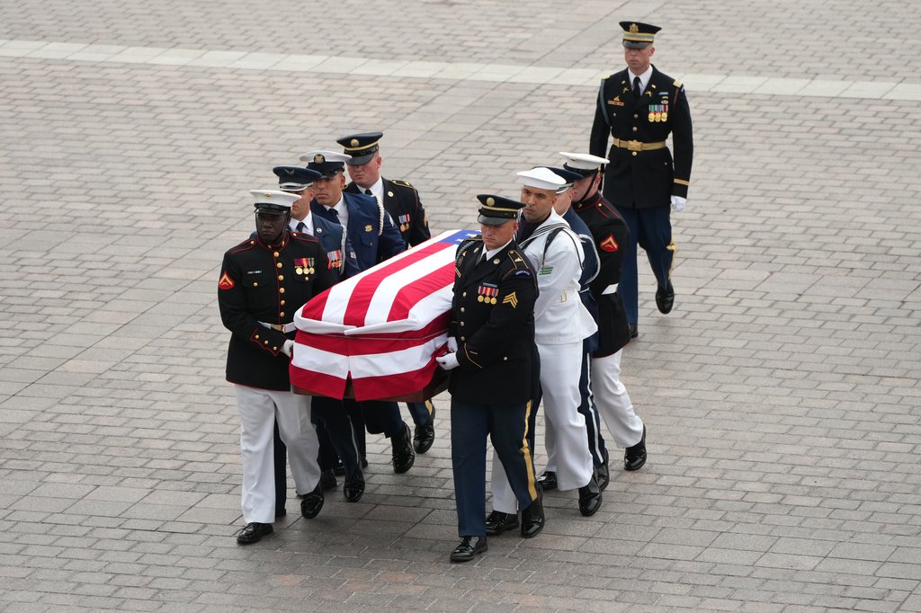 Cerimônia fúnebre do Senador Lindsey Graham na Catedral Nacional com presença de Donald Trump.