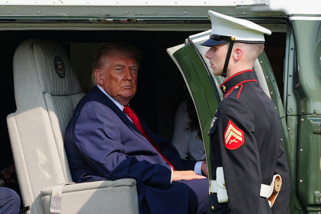 Presidente Donald Trump discursando sobre a situação no Irã.