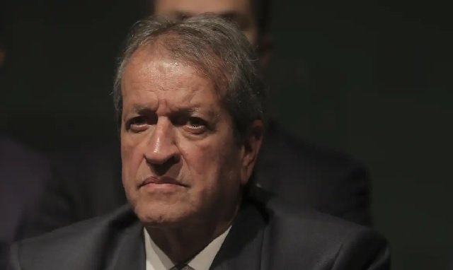 Valdemar Costa Neto em pose séria, representando o contexto de contestação judicial