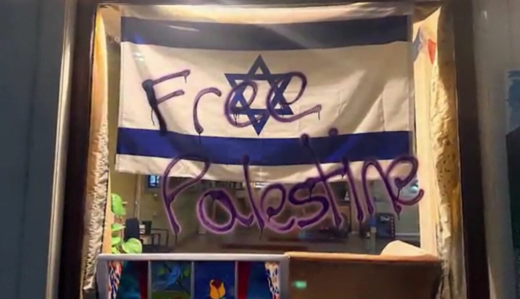 Fachada de academia em Vermont com grafites ofensivos e bandeiras de Israel danificadas