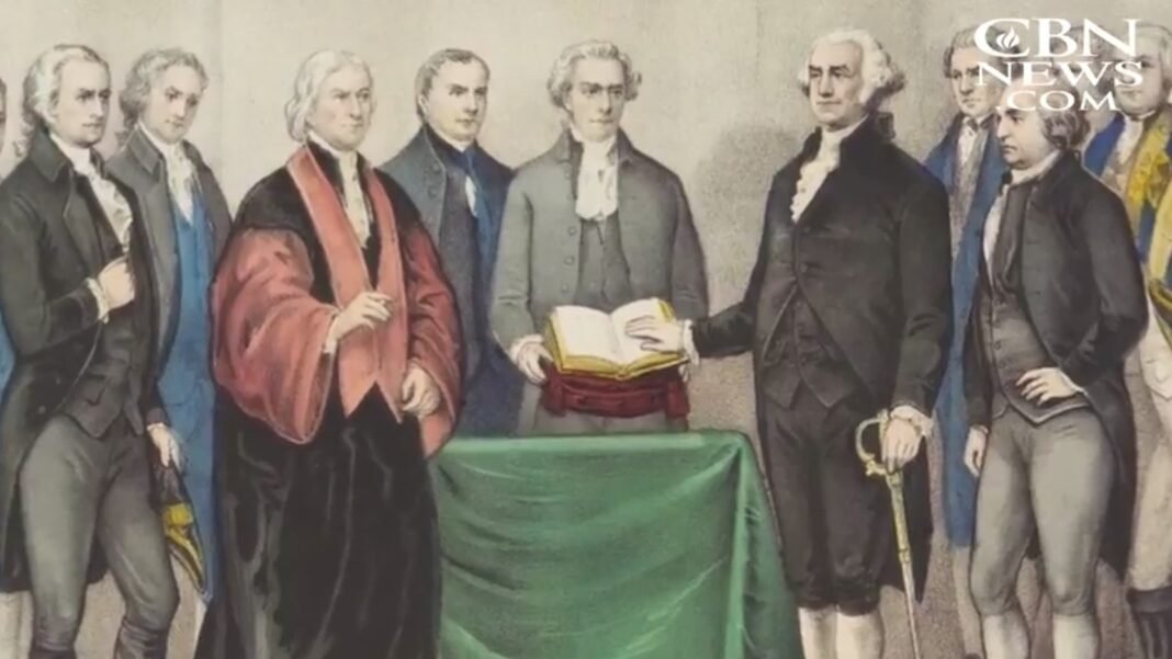 Pessoas com símbolos religiosos e cartazes sobre liberdade em frente a um prédio governamental.