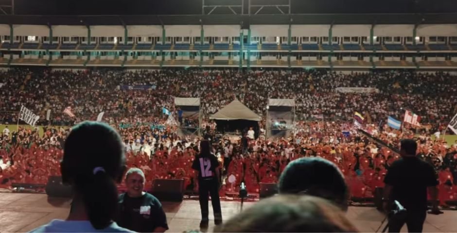 Estádio Olímpico Metropolitano de San Pedro Sula lotado com mais de 37 mil pessoas em evento cristão 'Soy de Cristo en Movimiento'