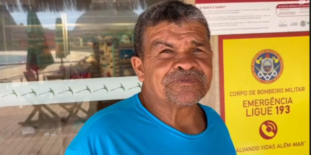 Seu Jubileu sorri e entrega folheto evangelístico a turista em Fernando de Noronha