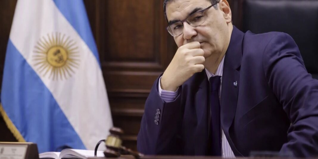 Representação simbólica de um tribunal argentino com a balança da justiça, refletindo a decisão de remover um juiz por declarações antissemitas.